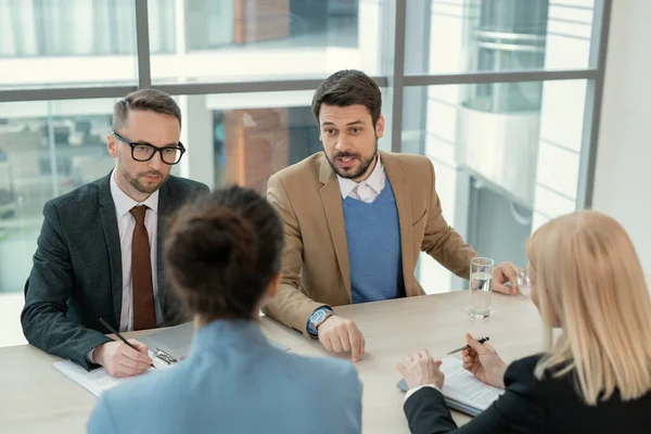 Geschäftspartner sitzen bei Treffen zusammen — Stockfoto