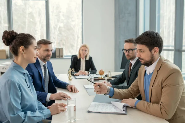 Empresários que trabalham em equipe no escritório — Fotografia de Stock