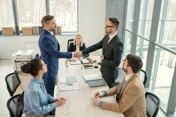 Üzleti partnerek kezet ráznak a találkozón — Stock Fotó