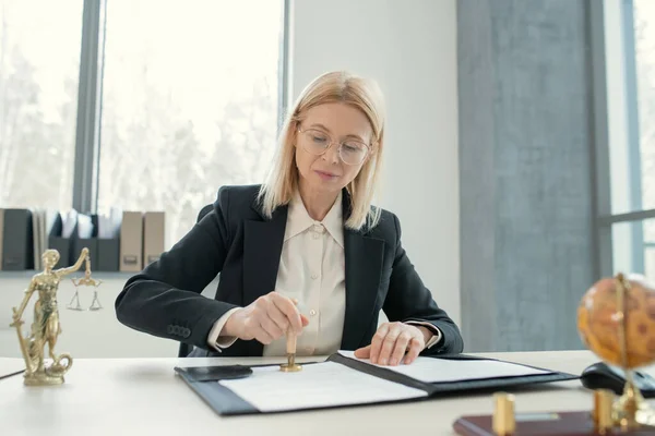 Affärskvinna som undertecknar avtal på kontoret — Stockfoto