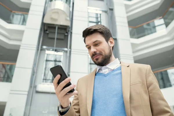 Empresario leyendo un mensaje por teléfono —  Fotos de Stock