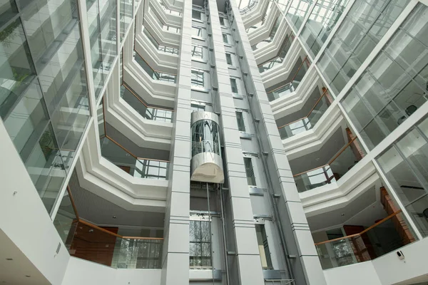 Edificio moderno con ascensor — Foto de Stock