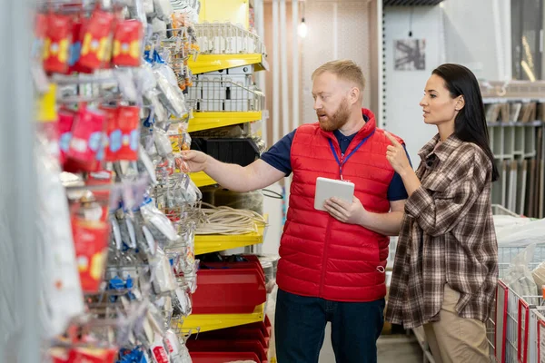 Verkaufsleiter zeigt jungen Konsumentinnen neue Waren — Stockfoto