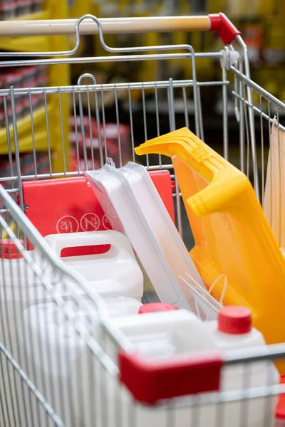 Högen med utvalda varor i kundvagnen — Stockfoto