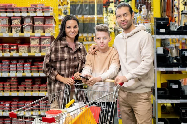 Família feliz de três em grande loja de ferragens — Fotografia de Stock