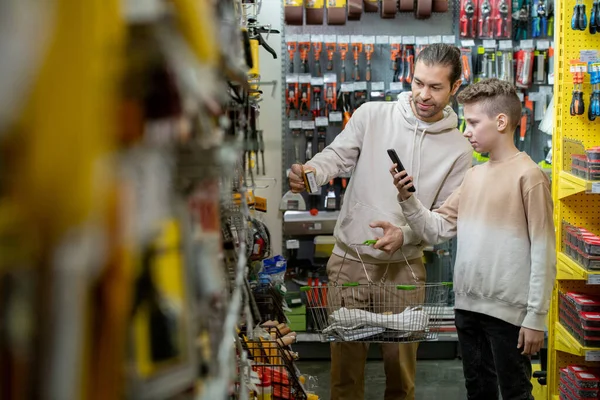 Vater und Sohn suchen gemeinsam Haushaltswaren aus — Stockfoto