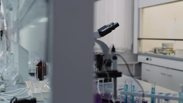 Langzame Tracking Shot Van Het Interieur Van Chemie Lab Microscoop — Stockvideo