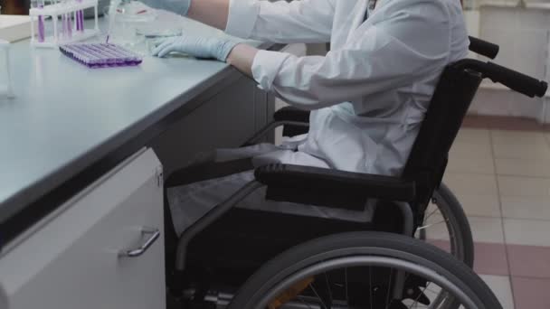 Inclinez Ralenti Une Scientifique Handicapée Fauteuil Roulant Aide Compte Gouttes — Video