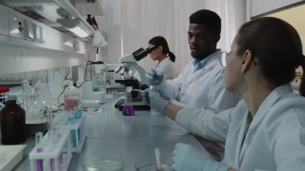 Side View Slowmo Zróżnicowanego Zespołu Młodych Chemików Kobiet Mężczyzn Białych — Wideo stockowe