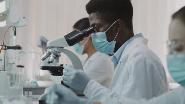 Inclinez Prise Vue Ralenti Scientifique Afro Américain Portant Masque Facial — Video