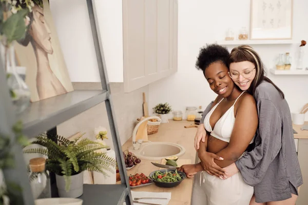 Deux femmes gaies cuisine salade ensemble dans la cuisine — Photo