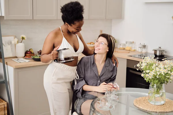 Afrikanerin schaut ihre Freundin beim Frühstück an — Stockfoto