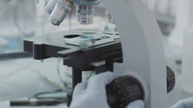 Mikroskop kullanarak ve cam slayt üzerinde örnek alarak yavaş yavaş tanınmayan kimyagerlerle yaklaş.