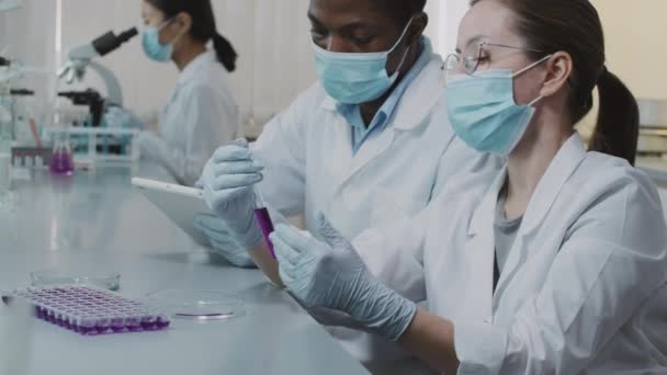 Tilt Slowmo Male Female Chemists White Coats Face Masks Gloves — Stock Video