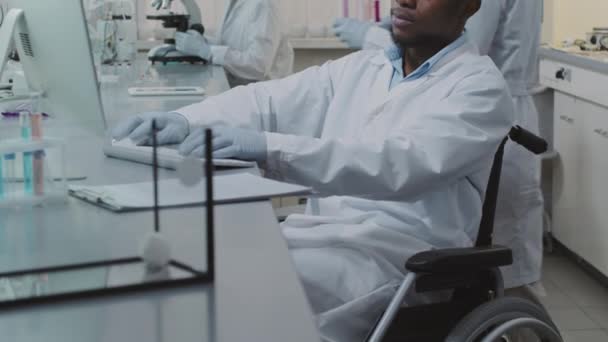 Inclinen Lentitud Del Científico Afroamericano Discapacitado Que Trabaja Computadora Laboratorio — Vídeo de stock