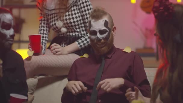 Slowmo Tiro Portátil Jovens Felizes Mulheres Trajes Halloween Pendurados Juntos — Vídeo de Stock