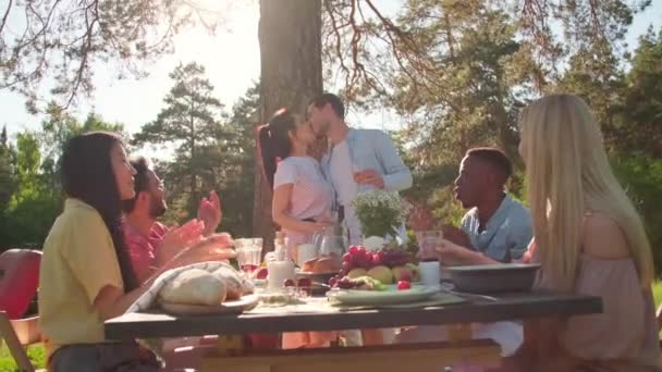 Câmera Lenta Tiro Casal Encantador Beijando Durante Festa Celebração Noivado — Vídeo de Stock