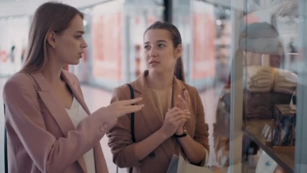 Mediana Toma Feliz Joven Amigas Pie Ante Ventana Tienda Centro — Vídeos de Stock