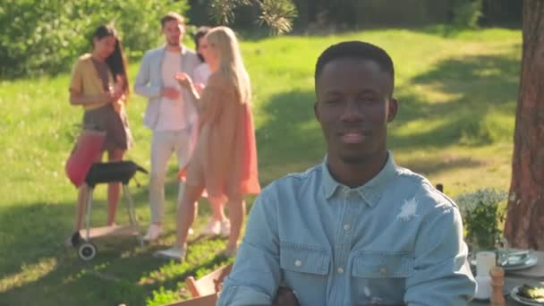 Medium Portret Beelden Van Jonge Afro Amerikaanse Man Met Armen — Stockvideo