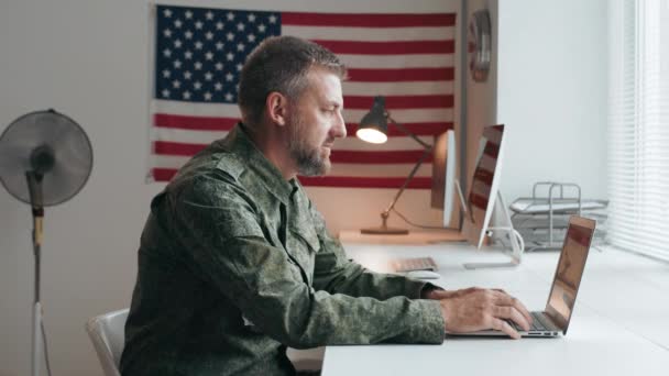 Retrato Oficial Del Ejército Estadounidense Mediana Edad Con Uniforme Militar — Vídeos de Stock