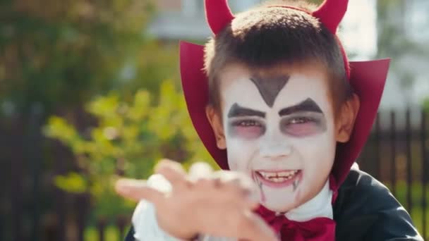 Retrato Tiro Menino Bonito Vestindo Maquiagem Traje Halloween Com Chifres — Vídeo de Stock