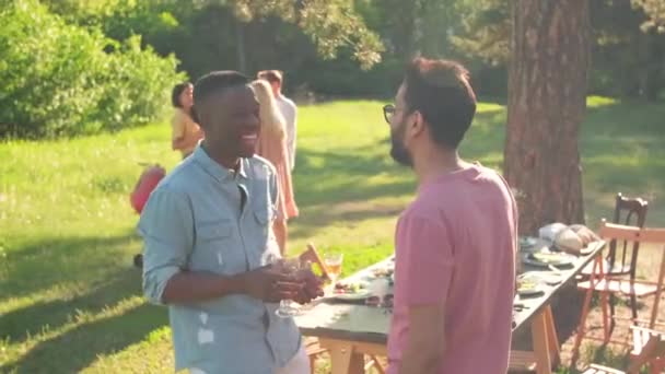 Vreugdevolle Jonge Afro Amerikaanse Midden Oosterse Mannen Staan Samen Het — Stockvideo