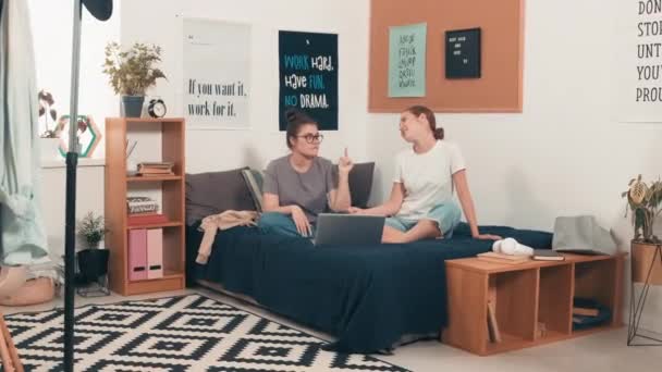 Captura Seguimiento Portátil Estudiantes Universitarias Felices Sentadas Cama Acogedor Dormitorio — Vídeos de Stock