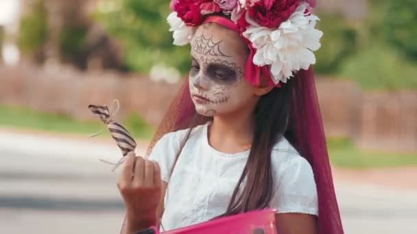 Portret Van Een Meisje Halloween Kostuum Dat Controleert Welke Snoepjes — Stockvideo