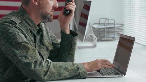 Lento Inclinación Hacia Arriba Hombre Barbudo Oficial Del Ejército Uniforme — Vídeos de Stock