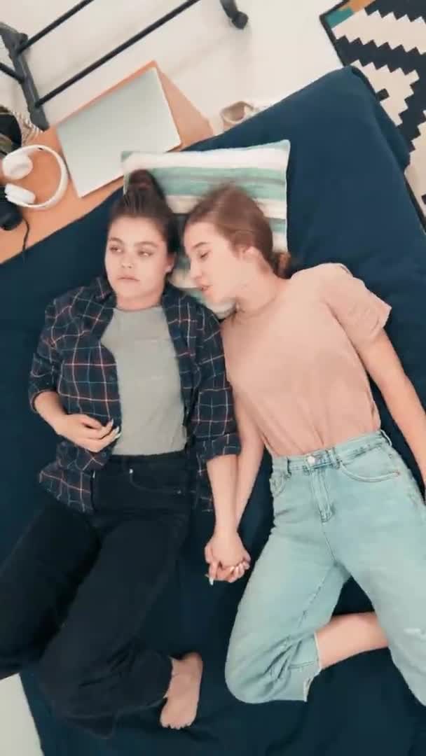 Najlepszy Widok Śledzenia Nastolatek Lub Najlepszych Przyjaciół Leżących Łóżku Trzymających — Wideo stockowe