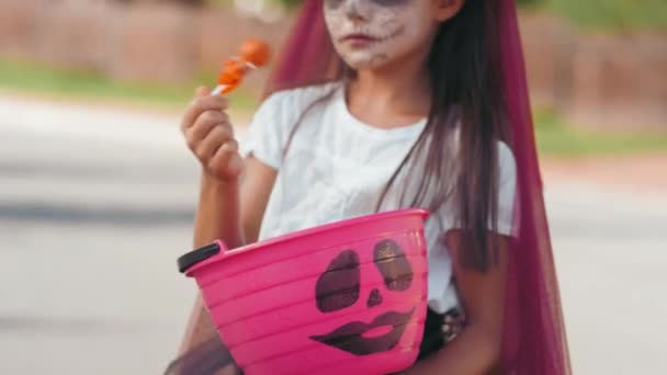 Retrato Inclinación Hacia Arriba Tiro Niña Feliz Con Maquillaje Miedo — Vídeo de stock