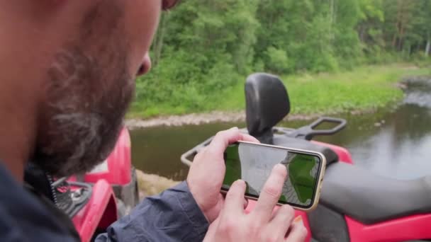 Seguimiento Lento Con Primer Plano Del Hombre Barbudo Sosteniendo Teléfono — Vídeo de stock