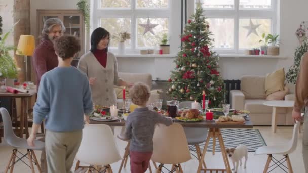 Altı Kişilik Mutlu Bir Ailenin Noel Ziyafeti Için Oturma Odasında — Stok video