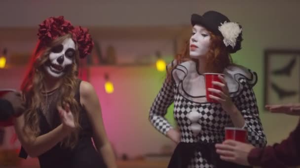 Langzaam Aan Jonge Vrouwen Mannen Halloween Kostuums Drinken Alcohol Dansen — Stockvideo