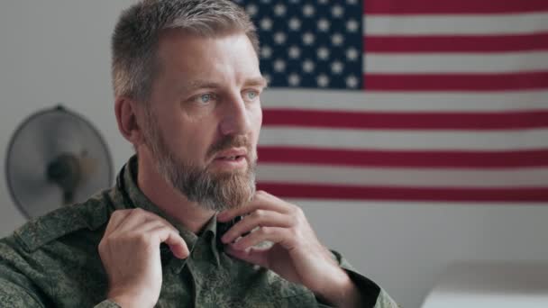 Slowmo Közepes Lövés Középkorú Férfi Katonatiszt Egyenruhában Felvette Fejhallgatót Felhívott — Stock videók