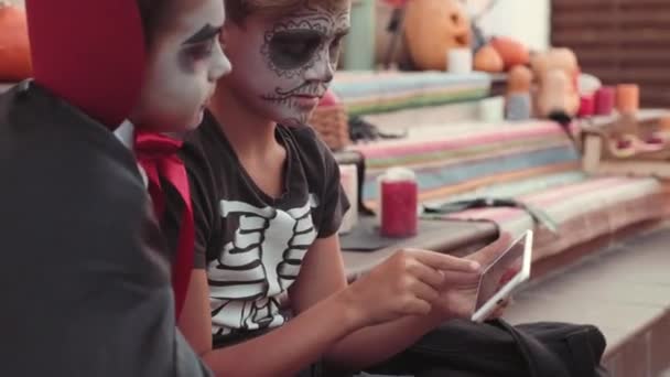 Podręczne Śledzenie Chłopców Noszących Straszny Makijaż Kostiumy Siedzących Schodach Przed — Wideo stockowe