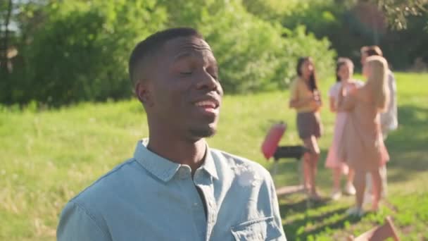 Glada Unga Afroamerikanska Mannen Står Framför Sin Vän Chattar Med — Stockvideo