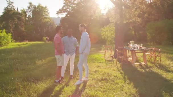 Horizontale Beelden Van Drie Jonge Multi Etnische Mannen Die Samen — Stockvideo