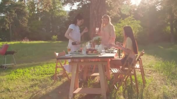 Группа Трех Привлекательных Молодых Женщин Стильной Повседневной Одежде Ужинающих Открытом — стоковое видео