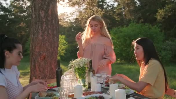 Groupe Trois Jeunes Femmes Passant Merveilleux Moments Extérieur Dîner Sous — Video