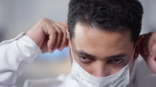 Imagens Close Retrato Médico Moderno Oriente Médio Colocando Máscara Protetora — Vídeo de Stock
