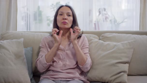 Retrato Medio Una Mujer Madura Sentada Sofá Casa Durante Bloqueo — Vídeo de stock