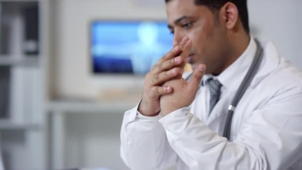 Ein Moderner Arzt Aus Dem Nahen Osten Sitzt Seinem Büro — Stockvideo