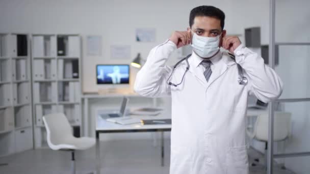 Średni Portret Utytułowanego Lekarza Bliskiego Wschodu Stojącego Biurze Zdejmującego Maskę — Wideo stockowe