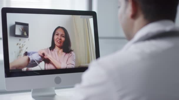 Imagens Médico Médio Oriente Consultar Paciente Videochamada Mulher Verificar Nível — Vídeo de Stock