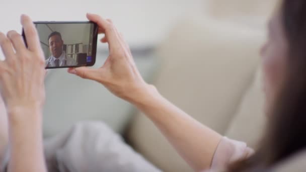 Volwassen Vrouw Ontspannen Bank Thuis Met Smartphone Haar Handen Met — Stockvideo