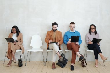 Kültürler arası genç başvuru sahipleri özgeçmişlerine bakıyorlar.