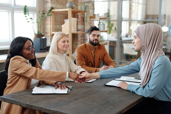 Glad afrikansk affärskvinna skakar hand med muslimska kvinnliga sökande — Stockfoto