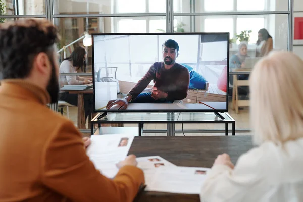 Twee werkgevers stellen vragen aan de mens tijdens online interview — Stockfoto