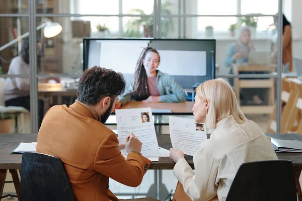 Twee werkgevers raadplegen over een van de aanvragers na interview — Stockfoto